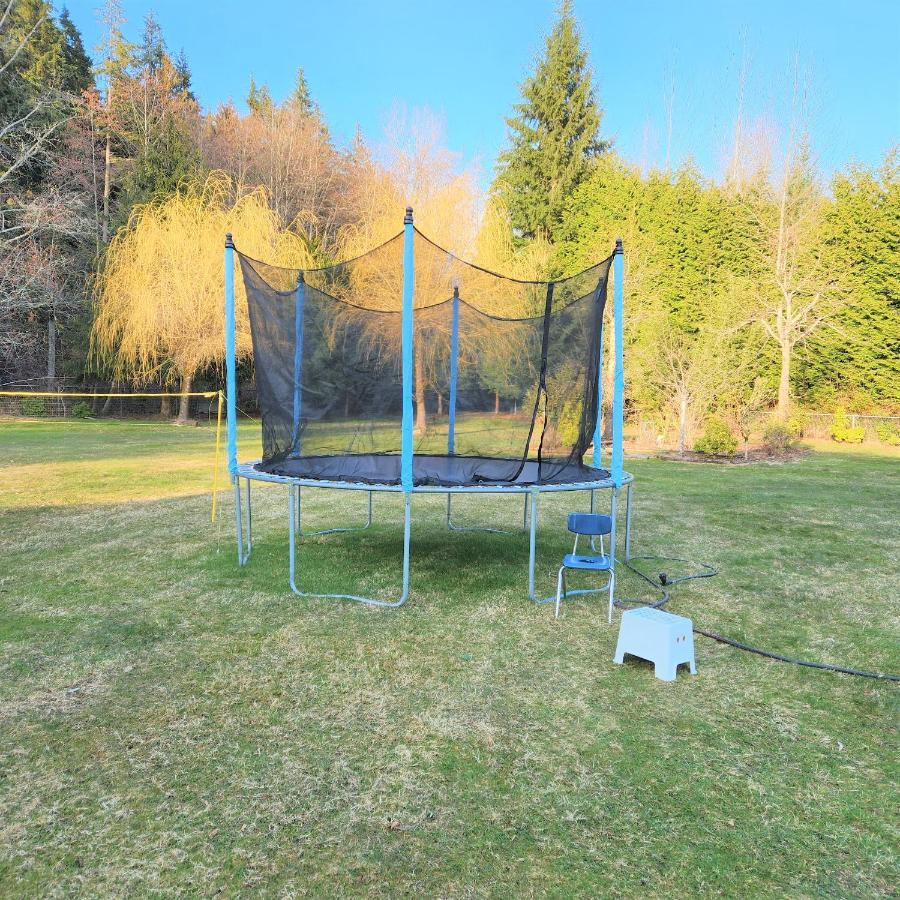 Beautiful 3-Bedroom Suite On 1 Acre Maple Ridge Exterior photo