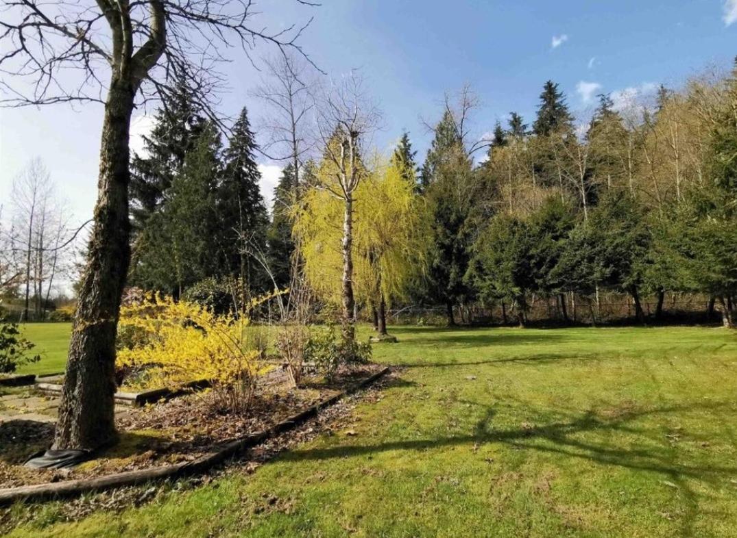 Beautiful 3-Bedroom Suite On 1 Acre Maple Ridge Exterior photo