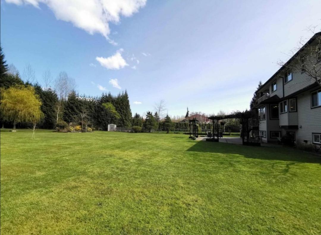 Beautiful 3-Bedroom Suite On 1 Acre Maple Ridge Exterior photo