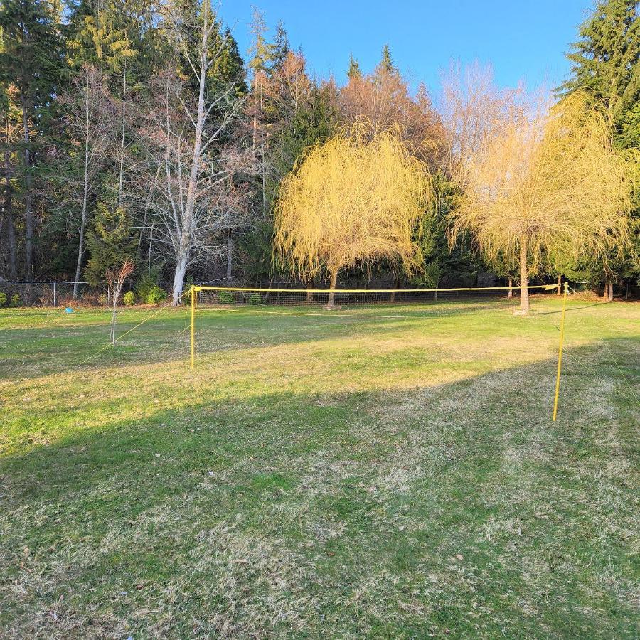 Beautiful 3-Bedroom Suite On 1 Acre Maple Ridge Exterior photo